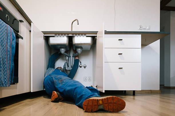 Professional Emergency Plumber technician working in Red Oak, TX